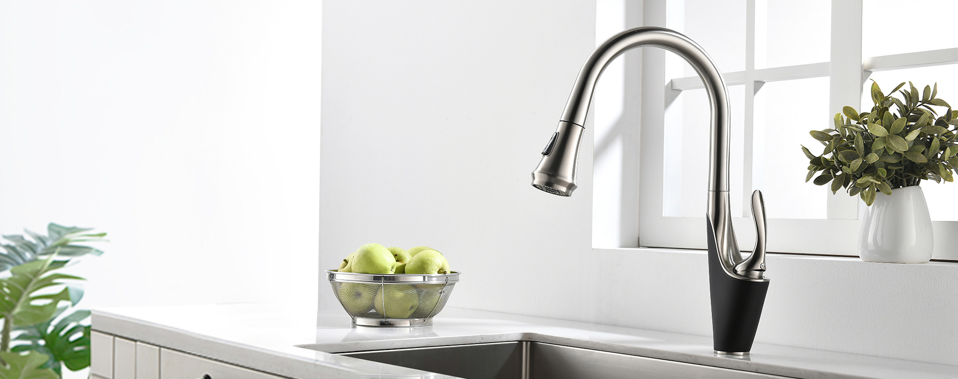 Contemporary Hybrid Pull Out Kitchen Faucet